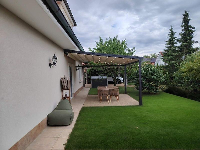 Klasična pergola z LED osvetlitvijo
