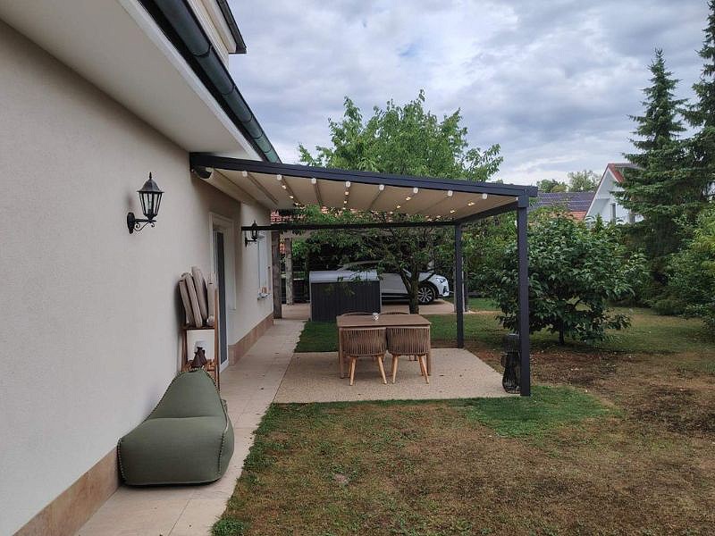 Klasična pergola z LED osvetlitvijo