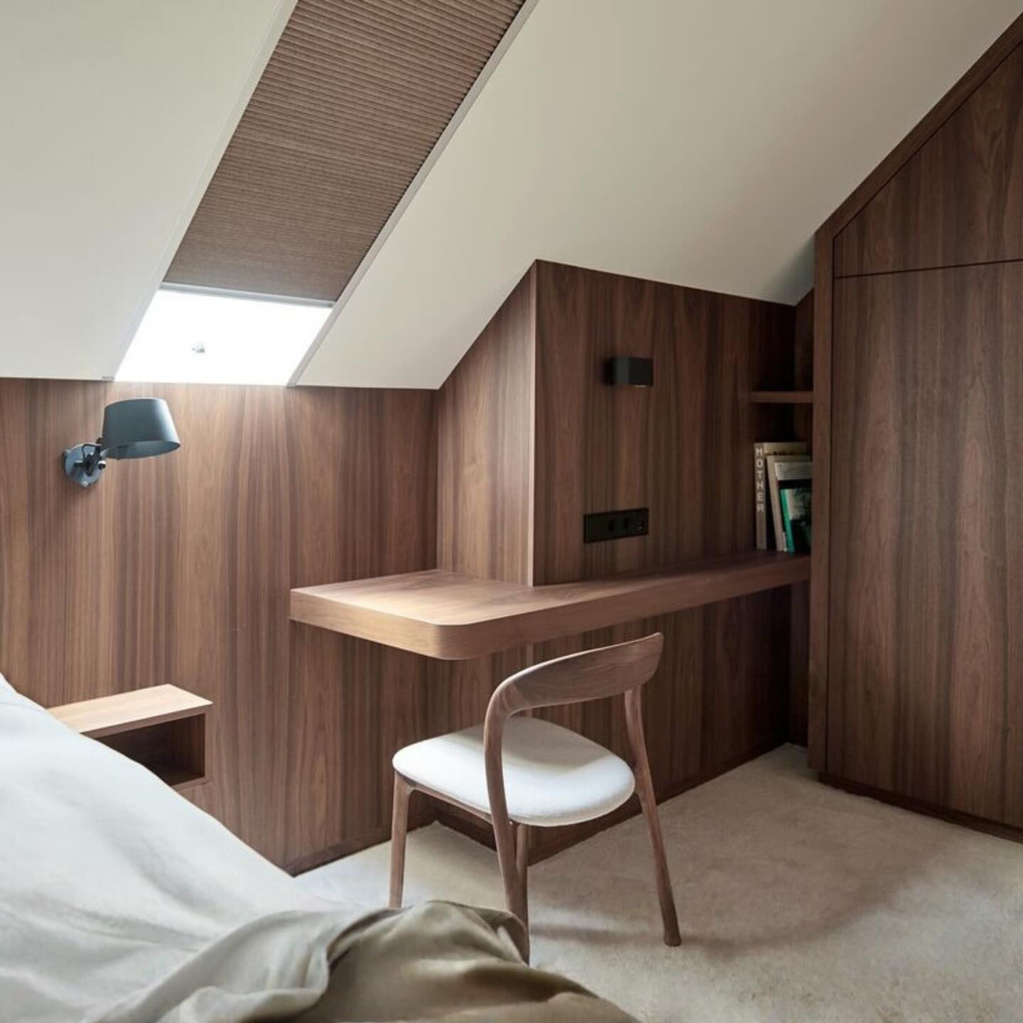 Strešna okna prinesejo ogromno svetlobe – a tudi več bleščanja in hitrejše segrevanje prostora. Zato je pravo senčenje ključnega pomena.☀️

Plise senčila za strešna okna vam omogočajo popoln nadzor nad svetlobo – izberite prosojno, polprosojno ali zatemnilno tkanino.

Več udobja. Manj bleščanja. Popolno prilagojeno vašemu prostoru. 🛏️