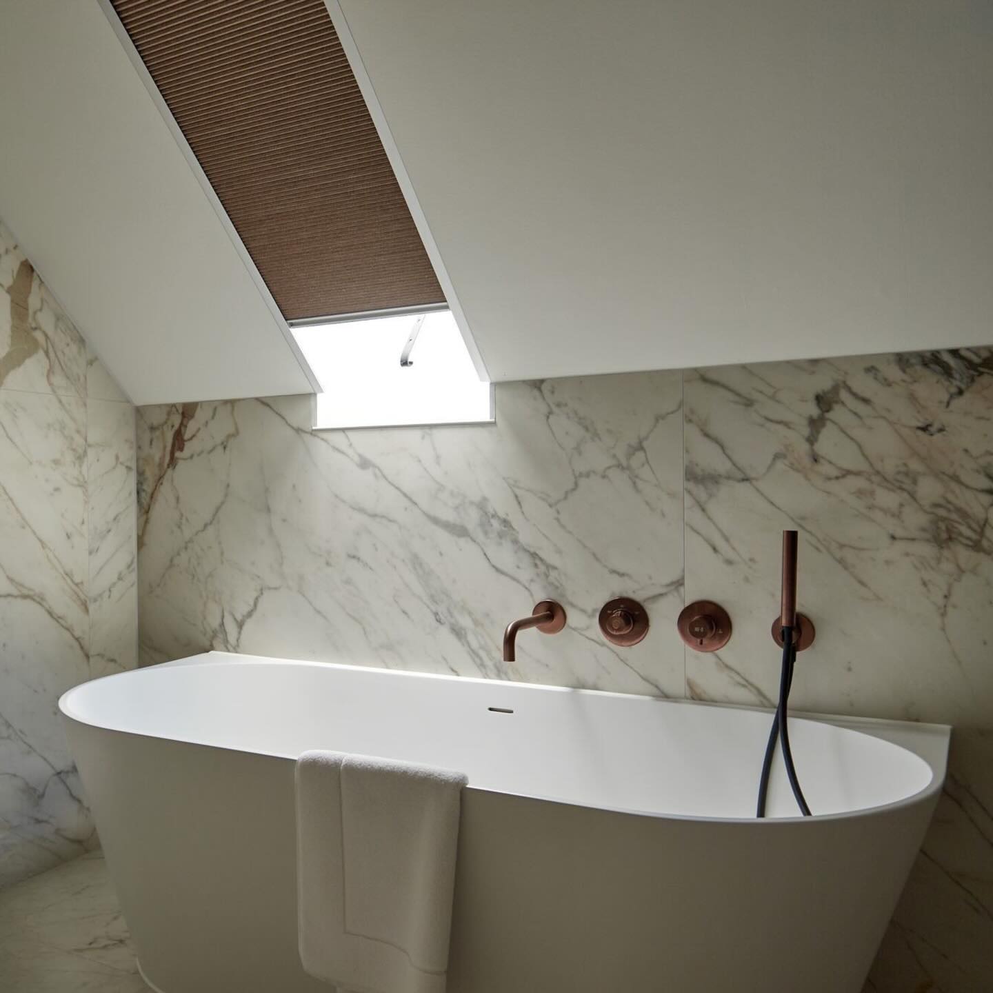 Na prvi pogled kopalnica in senčila morda ne delujeta kot idealna kombinacija. Para in vlaga ustvarjata zahtevnejše pogoje.

Pa vendar obstaja plise senčilo s posebno tkanino za kopalnice, ki je zasnovano prav za prostore z več vlage.
Poseben premaz zagotavlja odpornost na paro ter hkrati omogoča zasebnost.🛁🫧