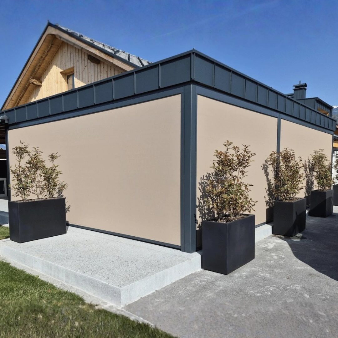 🔨Uspešno izvedena montaža ZIP screen senčil na pergoli.

🍃Sistem z vpetjem tkanine v stranska vodila zagotavlja dobro napetost instabilnost tudi v vetru, zato je takšna rešitev zelo primerna za montažo na pergole in terase.

✨Vgrajena je 5-% screen tkanina, ki omogoča pogled navzven, hkrati pa zmanjšuje bleščanje in preprečuje prekomerno pregrevanje prostora.  #tehrol #zipscreen #pergola