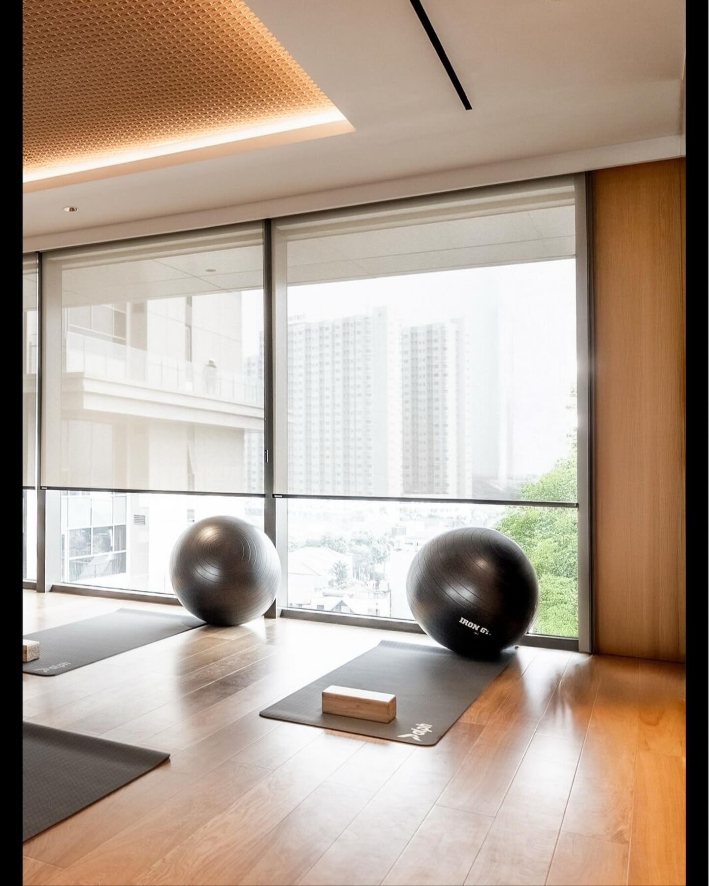 Včasih je najlepši element prostora tisti, ki ga komaj opaziš.
Screen roloji se zlijejo z arhitekturo prostora, a vseeno ustvarijo največji vtis: 
🔸mehko svetlobo
🔸enotne linije 
🔸zasebnost