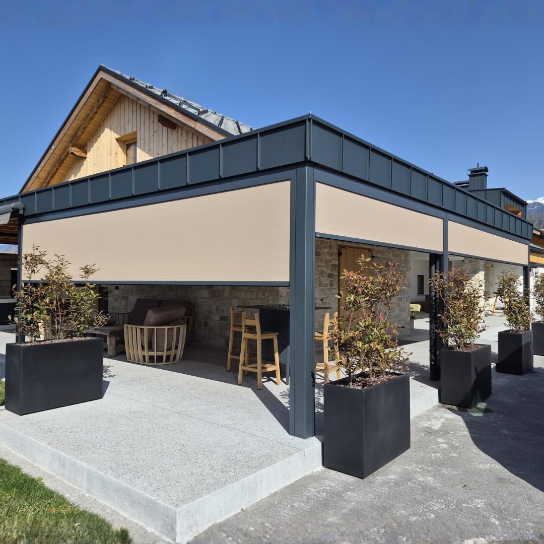 Zunanja ZIP screen senčila poskrbijo za prijetno senco in več udobja tudi v najbolj vročih dneh. Tako je prostor pod pergolo prijeten za zadrževanje skozi ves dan - za druženje, kosilo ali kratek počitek.

⛱️Ste že pripravljeni na novo sezono?