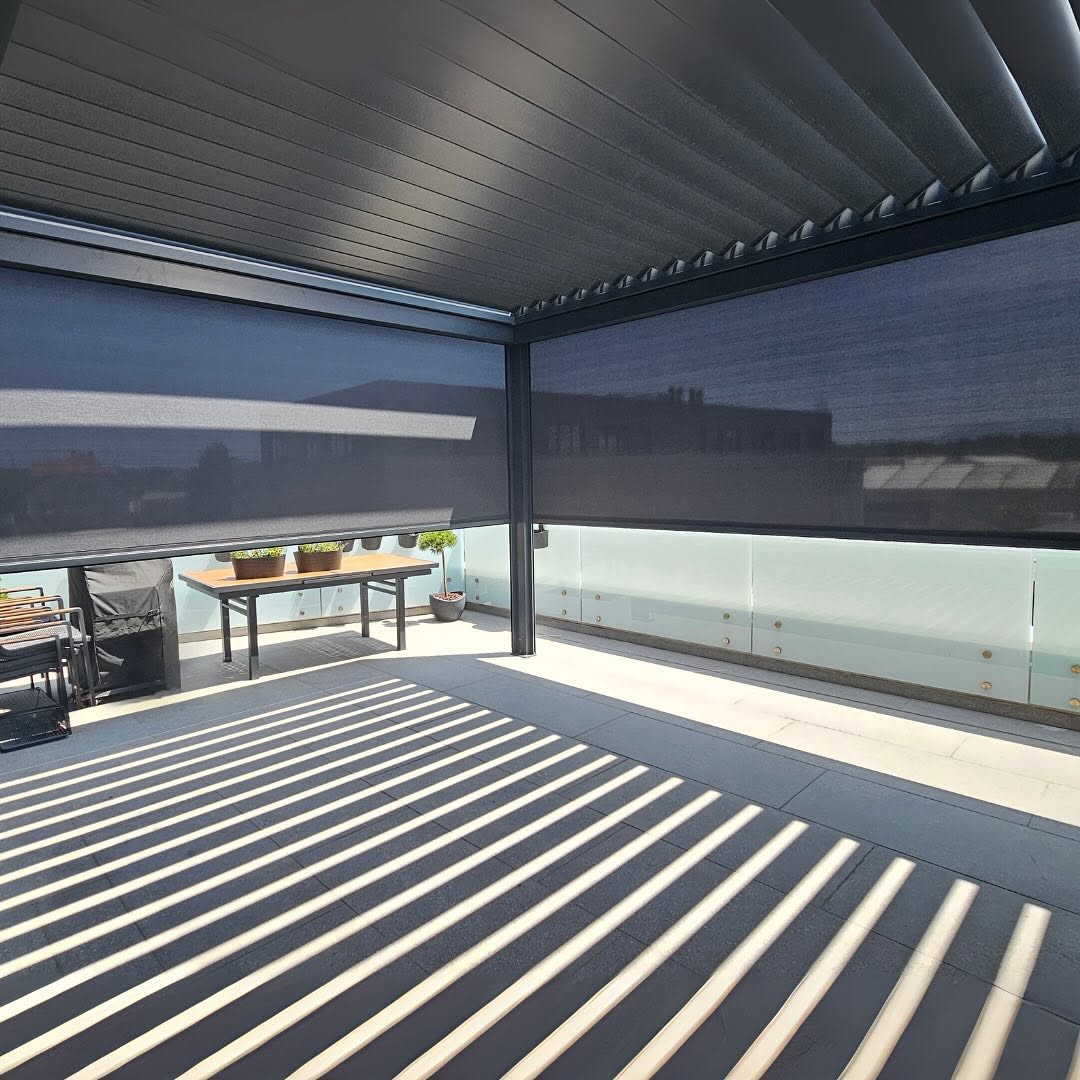 Pergola brez senčila? To je le polovična rešitev.
Screen senčilo poskrbi za:
✔ Stalno senco, ne glede na pozicijo sonca
✔ Manj pregrevanja – tkanina zaustavi vročino, še preden doseže prostor pod pergolo
✔ Zaščita pred vetrom – screen ublaži sunke ve...