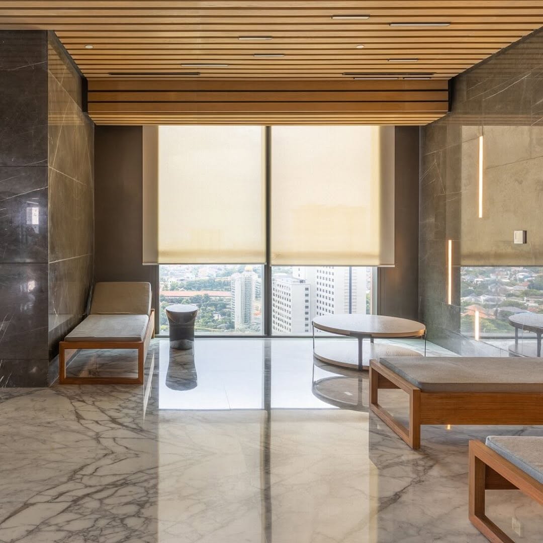 Kaj je prva stvar, ki jo narediš, ko prideš domov:
A) Prižgeš luči
B) Spustiš senčila 
C) Vklopiš glasbo / TV
D) Si narediš nekaj za jest

👇 Izberi A, B, C ali D v komentarju!

✨ Če pa želiš, da so senčila spuščena še pred tvojim prihodom, lahko to...