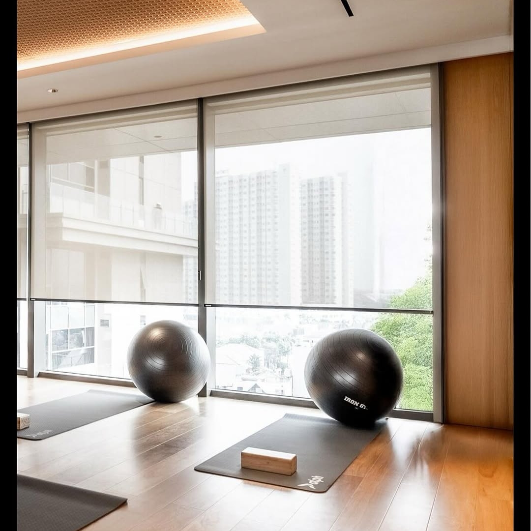 Včasih je najlepši element prostora tisti, ki ga komaj opaziš.
Screen roloji se zlijejo z arhitekturo prostora, a vseeno ustvarijo največji vtis: 
🔸mehko svetlobo
🔸enotne linije 
🔸zasebnost